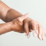 Почему иногда трясутся руки — причины дрожи и что делать